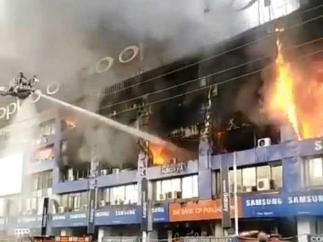 لاہور کے اہم کاروباری مرکز میں آتشزدگی؛ کروڑوں روپے کا سامان خاکستر