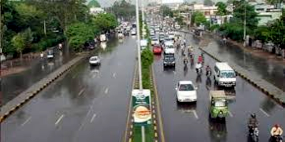 لاہور کے مختلف علاقوں میں وقفے وقفے سے بارش، خنکی بڑھ گئی