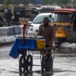 کراچی میں بارش، سڑکوں پر پانی جمع، بجلی معطل