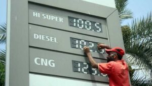 پٹرول کی قیمت خطے میں سب سے زیادہ، مہنگائی کے سیلاب کا خدشہ
