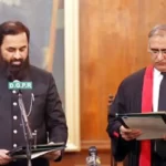 Lahore High Court Chief Justice Muhammad Ameer Bhatti administering oath to Punjab Governor Baligh Ur Rehman.