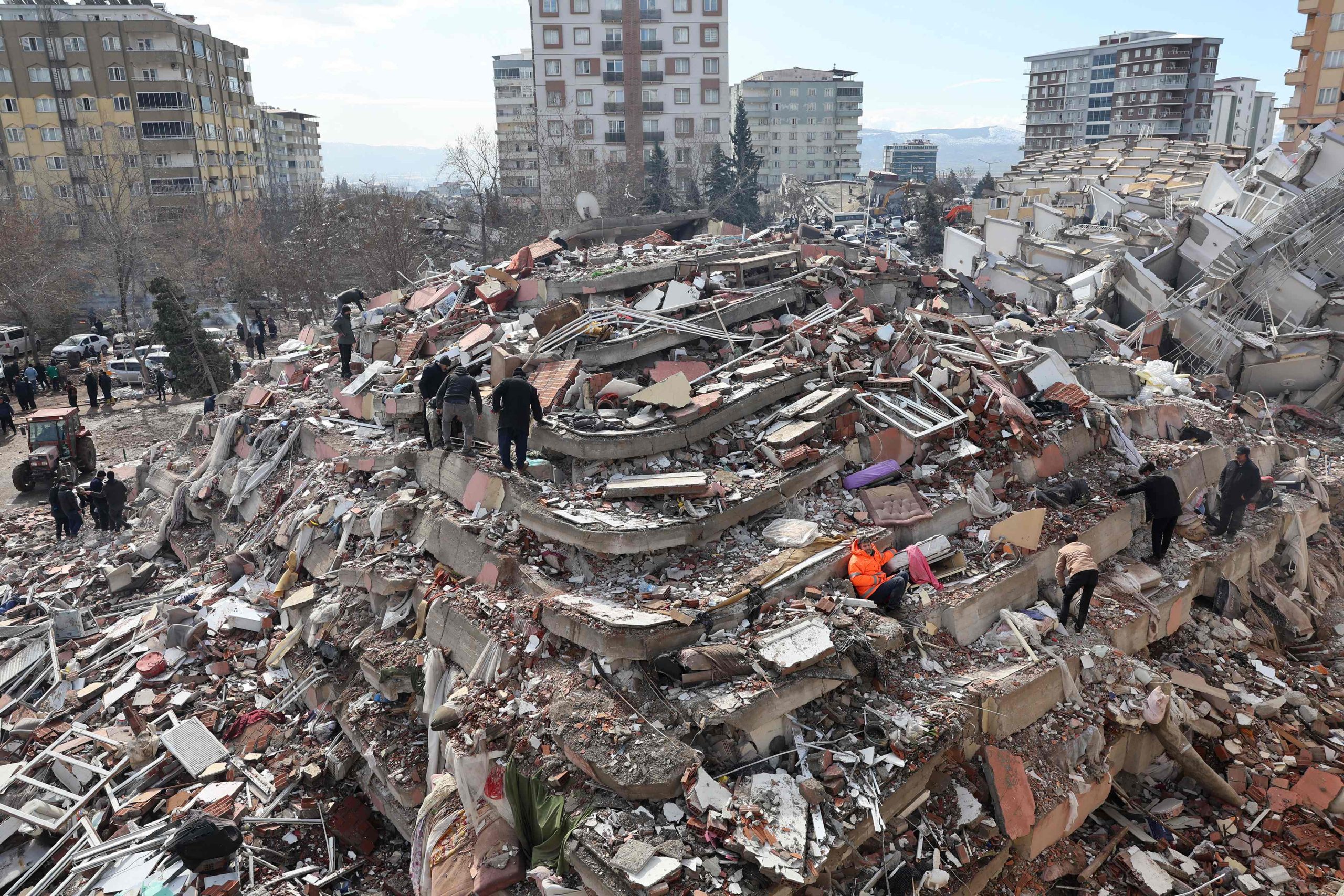 ترکیہ اور شام میں تباہ کن زلزلے سے اموات کی تعداد 8 ہزار تک پہنچ گئی