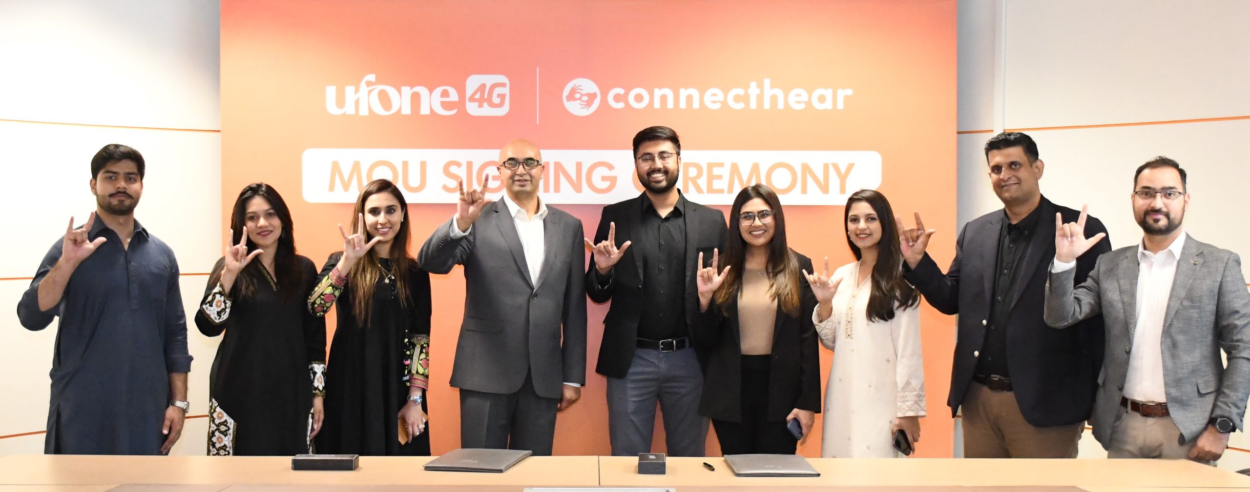 یوفون  4G اور کنیکٹ ہیئر نے  سماعت سے محروم افراد کو  بہتر رسائی فراہم کرنے  کے لئے  اشتراک کرلیا