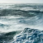 high waves and heavy winds – sea