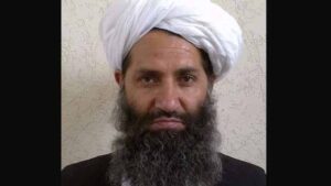 شیخ ہیبت اللہ اخونزادہ کی حکمت عملی القاعدہ اور داعش جیسی قرار Published On 17 December,2025 05:31 am whatsapp sharing buttonfacebook sharing buttontwitter sharing buttonemail sharing buttonsharethis sharing button  واشنگٹن: (دنیا نیوز) شیخ ہیبت اللہ اخونزادہ کی حکمت عملی القاعدہ اور داعش جیسی قرار دیدی گئی۔   امریکی جریدے دی نیشنل انٹرسٹ نے بڑے خطرے سے آگاہ کردیا، رپورٹ میں کہا گیا ہے کہ طالبان کے 20 سے زائد دہشت گرد تنظیموں سے روابط برقرار ہیں، جلد دنیا کو ایسی نسل سے واسطہ پڑے گا جو عالمی جہاد کو دینی فریِضہ سمجھتی ہے۔  رپورٹ کے مطابق طالبان رجیم کے مدرسوں کے ذریعے نوجوانوں کی ذہن سازی کے بھی انکشافات کئے گئے، طالبان کے تحت مدرسہ اور تعلیمی نظام کو نظریاتی ہتھیار میں بدلا گیا، تعلیم کو اطاعت اور شدت پسندی کی ترغیب کیلئے استعمال کیا جا رہا ہے۔  امریکی جریدے کی رپورٹ میں بتایا گیا کہ 2021 کے بعد مدارس کے نصاب کو عالمی جہادی نظریے کی تربیت کیلئے ڈھال دیا گیا، طالبان کی تشریح اسلام افغان یا پشتون روایات کا تسلسل نہیں، طالبان کا تشریح کردہ اسلام درآمد شدہ اور آمرانہ نظریہ ہے، طالبان کا نظریہ تعلیم نہیں نظریاتی اطاعت گزاری ہے۔