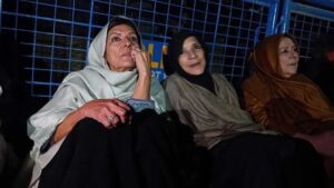 ملاقات کی اجازت نہ ملنے پر عمران خان کی بہنوں کا اڈیالہ جیل کے قریب دھرنا