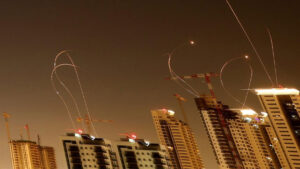 امریکا اسرائیل کے حملے.. ایران نے ملٹی وار ہیڈ میزائل داغ دیے