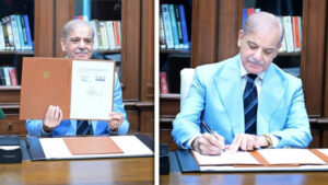 ایران امریکا معاہدہ: وزیرِ اعظم نے مفاہمتی یادداشت پر بطور ثالث دستخط کر دیئے