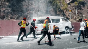 مری ایکسپریس وے) وین میں آتشزدگی، 10 سیاح جھلس کر جاں بحق.